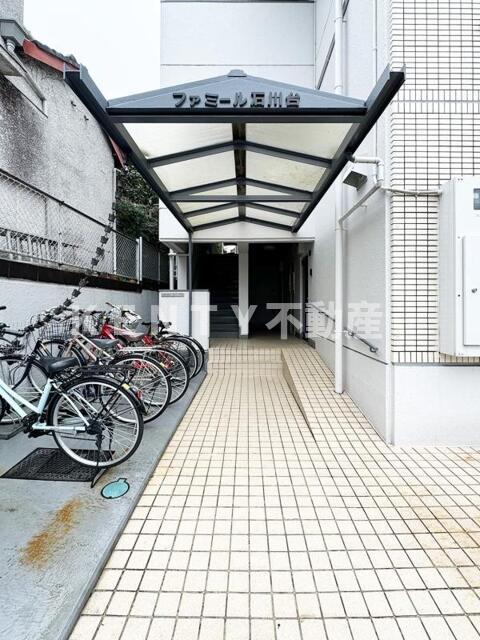 エントランス　落ち着いたエントランスです