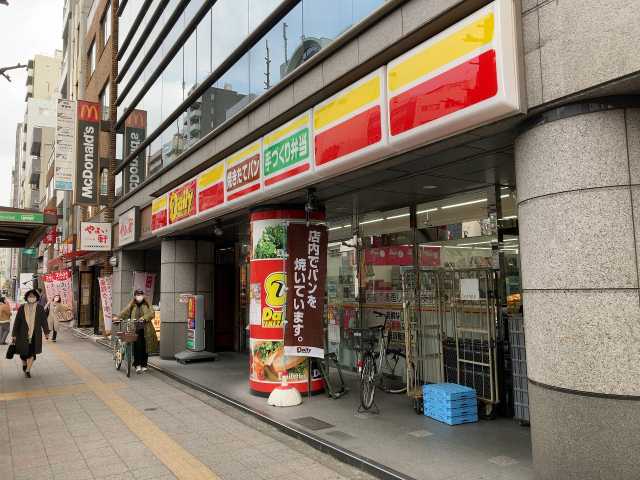 コンビニ　デイリーヤマザキ台東蔵前駅前店（コンビニ）まで116m