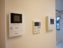 セキュリティ　モニタ付きインターフォンで来訪者の確認も安心
