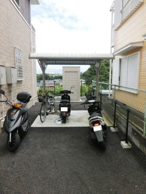 その他　屋根付きの駐輪場です