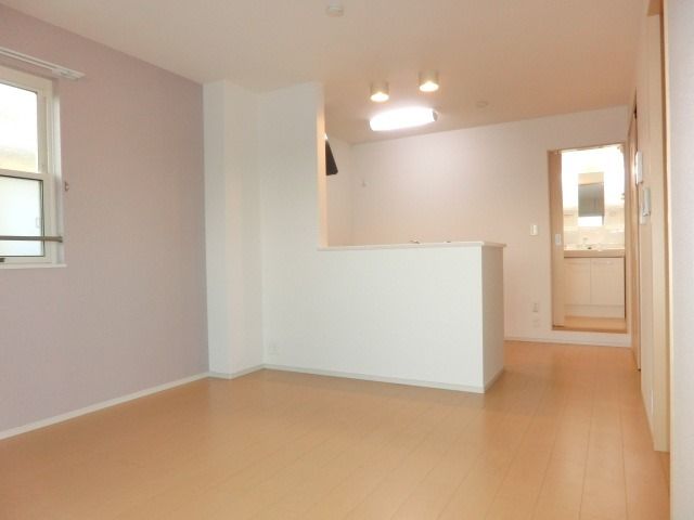 その他部屋・スペース　バルコニー側からのお部屋です