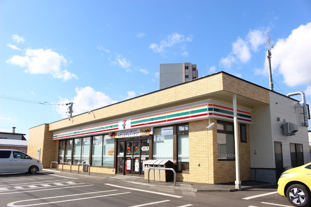 コンビニ　セブンイレブン北見春光町店（コンビニ）まで258m