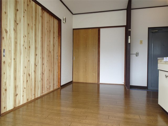 居室・リビング　ゆったりとしたキッチンスペースのあるDK7.5帖♪