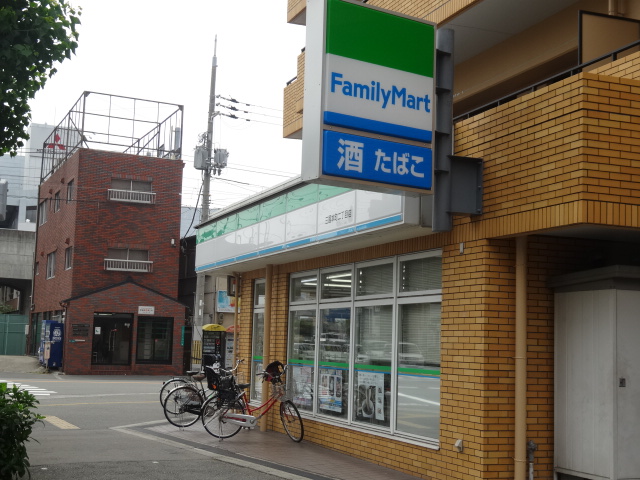 コンビニ　ファミリーマート三国本町二丁目店（コンビニ）まで305m