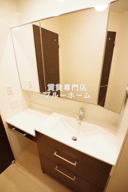 洗面設備　三面鏡独立洗面台！