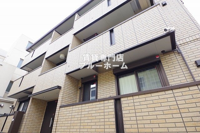 建物外観　軽量鉄骨造3階建ての物件！
