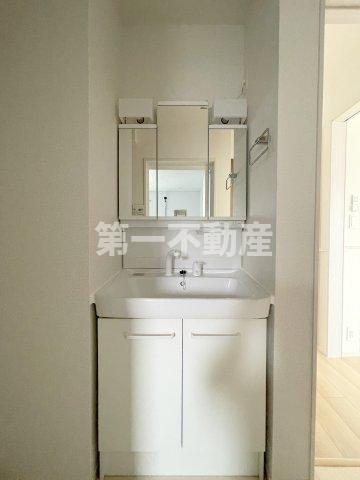 洗面設備　三面鏡化粧台