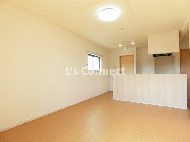 居室・リビング　１２．５帖のＬＤＫ。角部屋で２面に窓があります。