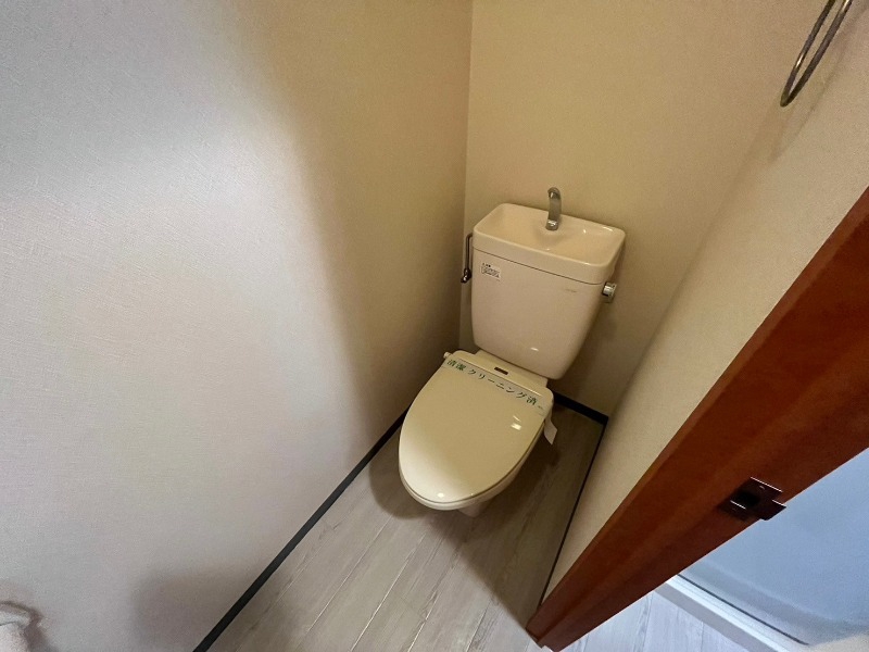 トイレ　こちらはトイレです。清潔感があり、安心して使用できます。