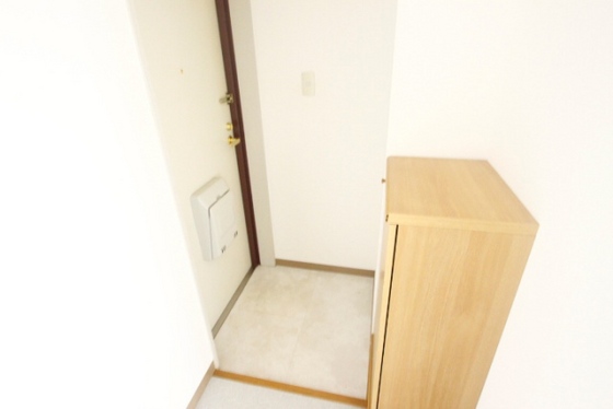 玄関　※別号室（角部屋）の写真です