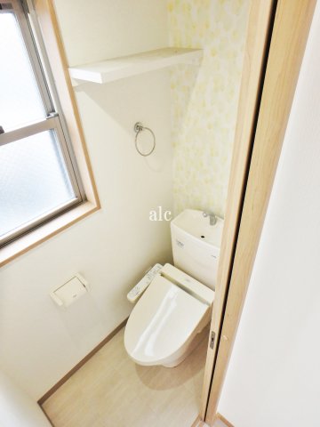 トイレ　落ち着いた色調のトイレです