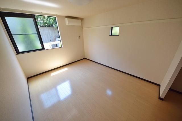 その他部屋・スペース　洋室9.6帖で広々です