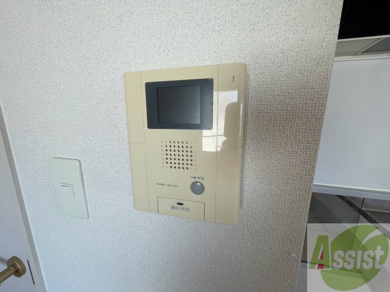 バルコニー　ＴＶモニター付インターホンです。来客者の顔が見えるので安心！