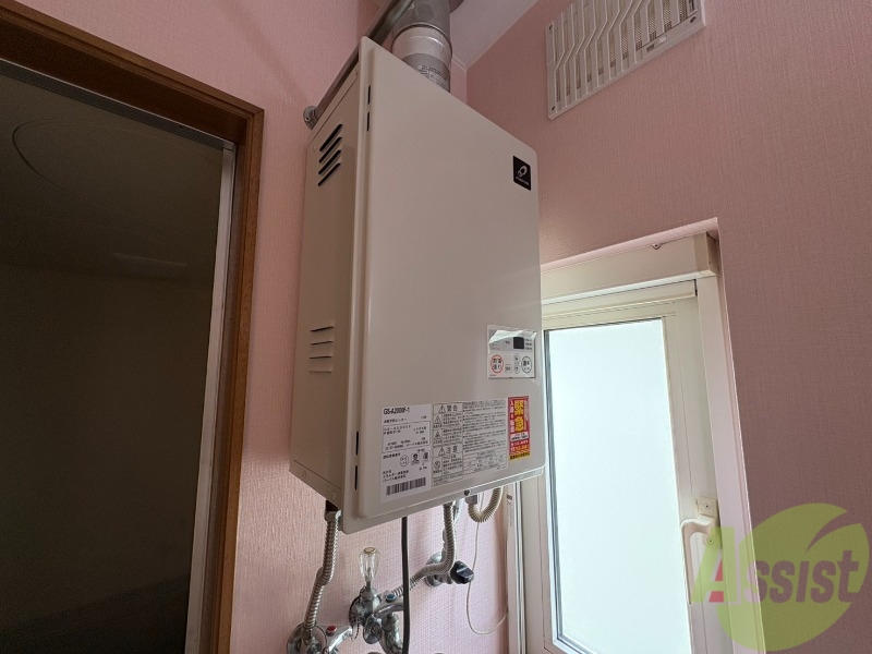 その他設備　こちらの給湯器でお湯をあたためてくれますよ
