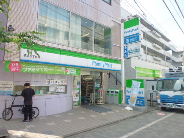 コンビニ　ファミリーマート（コンビニ）まで210m