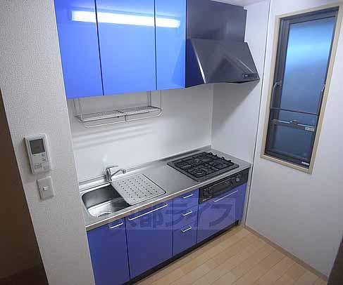 キッチン　見た目もスタイリッシュで実用的。３口ガスコンロシステム。