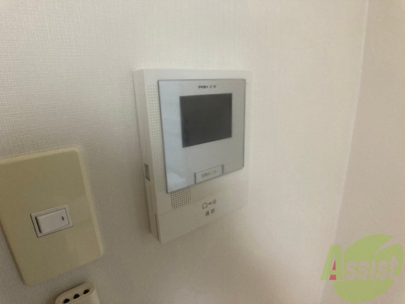 バルコニー　ＴＶモニター付インターホンです。来客者の顔が見えるので安心！
