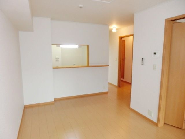 その他部屋・スペース　バルコニー側から見たリビング。