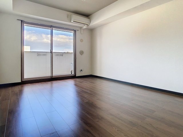 居室・リビング　掲載写真は空室の別部屋を掲載しております。実際のお部屋と仕様