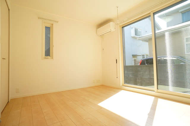 居室・リビング　２面採光なので、明るく風通しのよい過ごしやすいお部屋です♪
