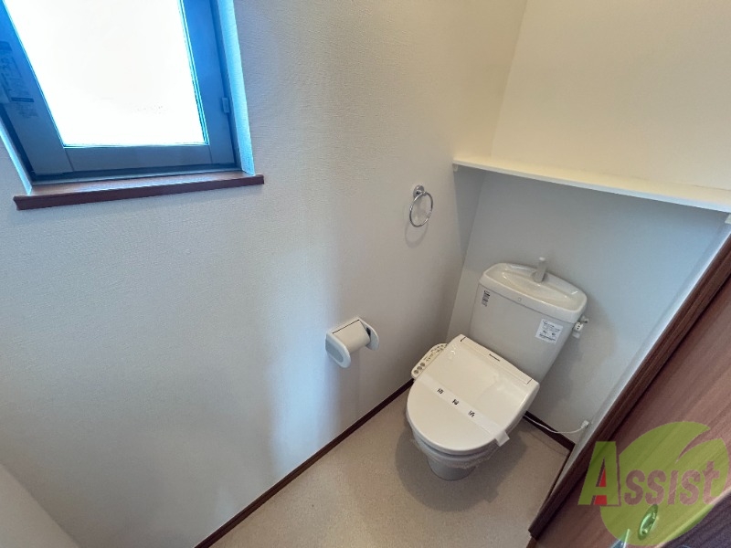 トイレ　トイレはウォシュレット機能付きです。安心して使用できますね。