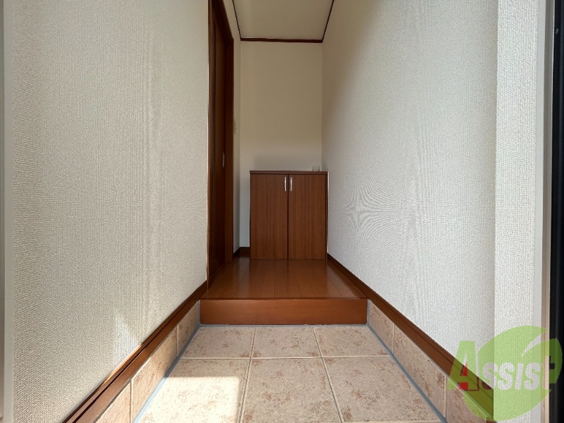 玄関　玄関からの様子です。ＤＫに繋がっています。