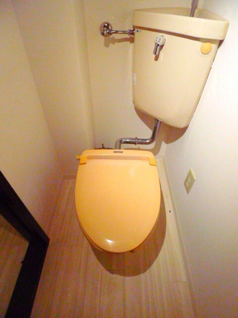 地下鉄名城線 名城公園駅 徒歩7分 3階建 築40年のトイレ写真