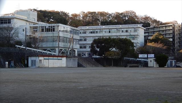 中学校　鎌倉市立岩瀬中学校（中学校）まで1076m