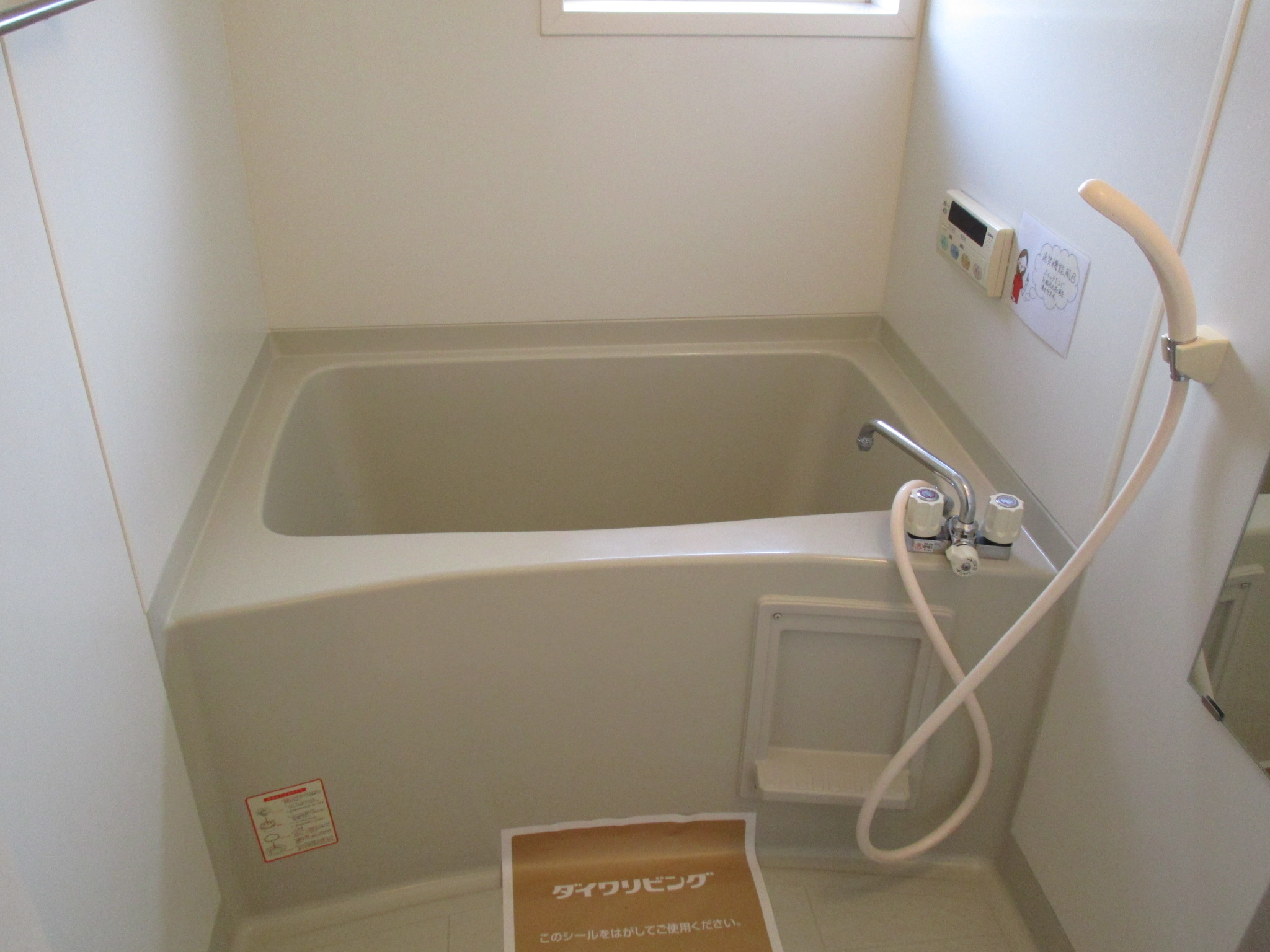 バス・シャワールーム　経済的な追い焚き付き・窓付きなので換気・遮光もばっちり！