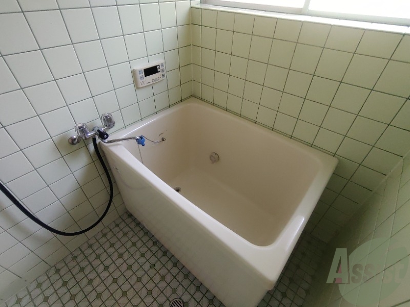 バス・シャワールーム　浴室は綺麗で追い焚きも付いて気持ちよくお過ごしいただけます。