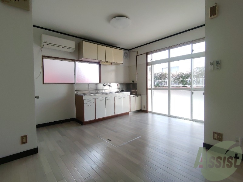 居室・リビング　広くきれいなリビングは明るい光も良く差します。