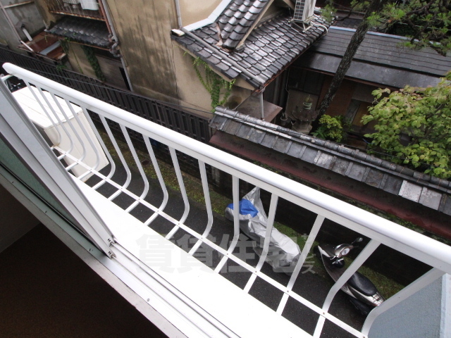 【京都市上京区元真如堂町のマンションのバルコニー】