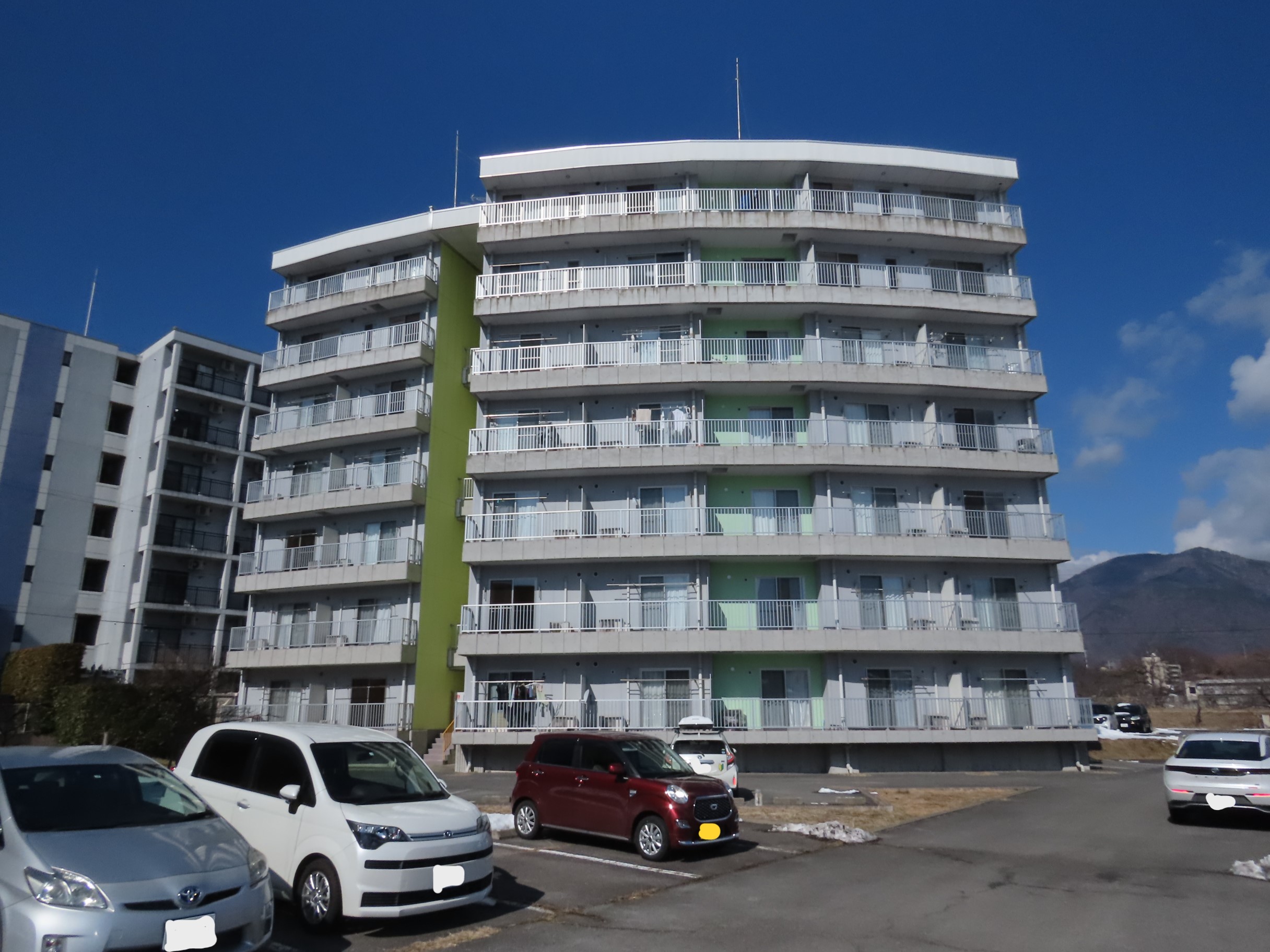 上田市常入のマンションの建物外観