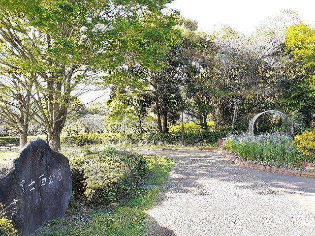 【富士市入山瀬のアパートの公園】