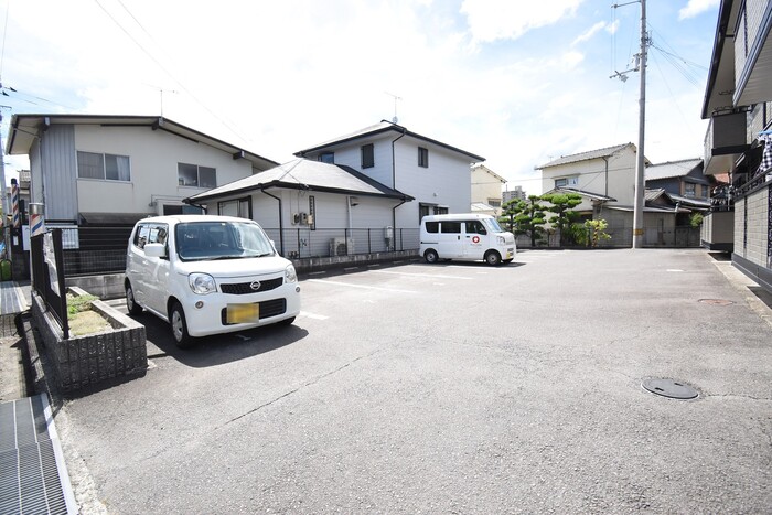 【グランドール寺岡の駐車場】