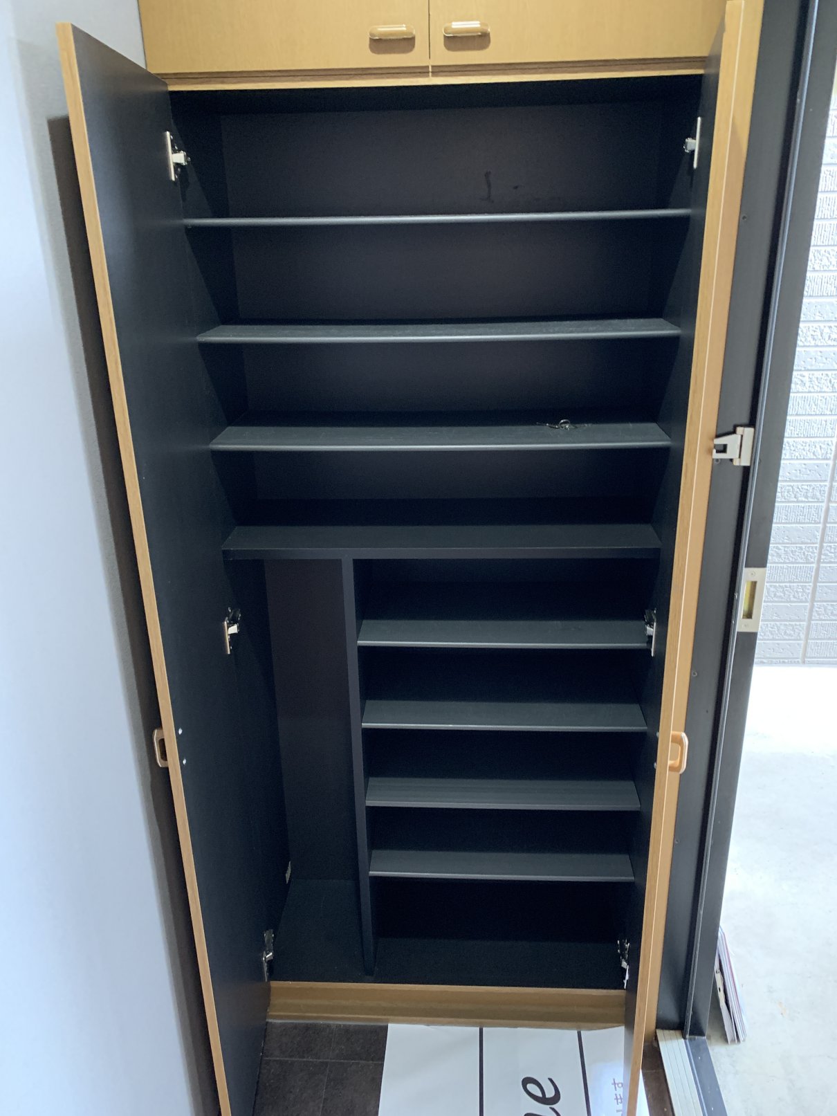 玄関　収納たっぷりの下駄箱付