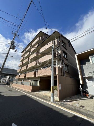 京都市南区久世中久世町３丁目のマンションの建物外観