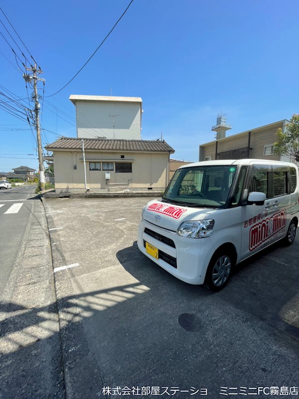 【霧島市隼人町真孝のアパートの駐車場】