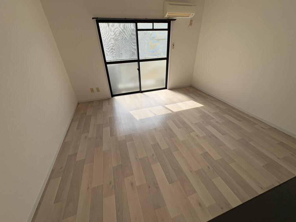 居室・リビング　壁にワントーン入ってオシャレ♪