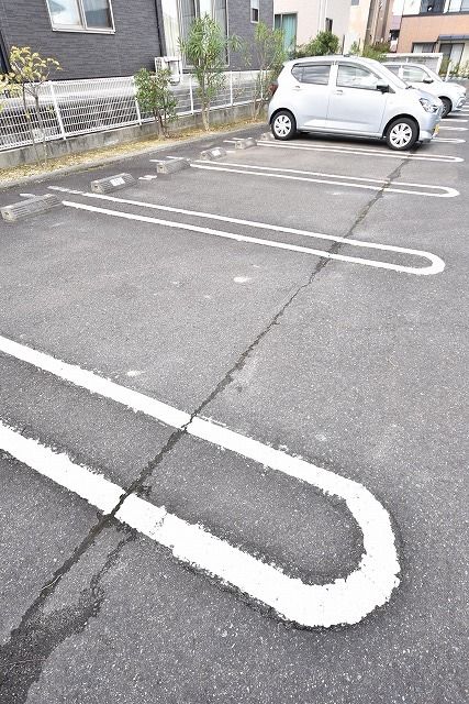 【本宮市本宮のアパートの駐車場】