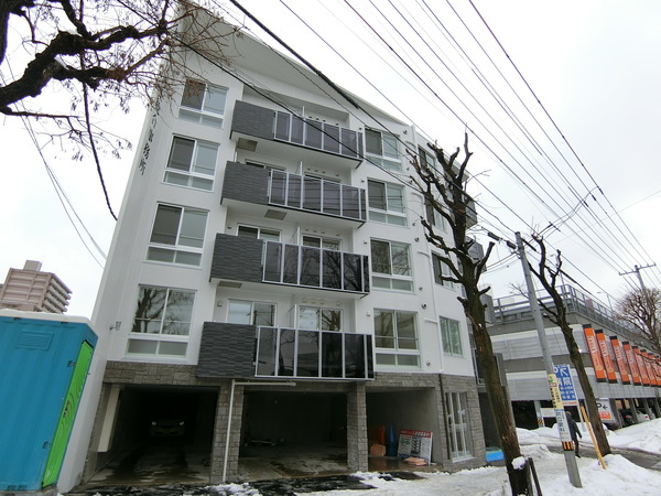 【札幌市厚別区大谷地東のマンションの建物外観】