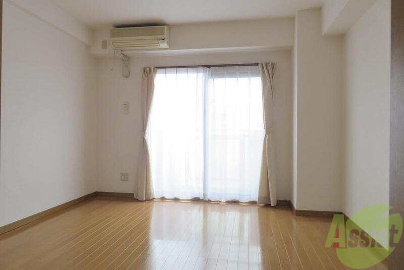 居室・リビング　リビングは南向きで陽当たり良好、７．６帖の広さです