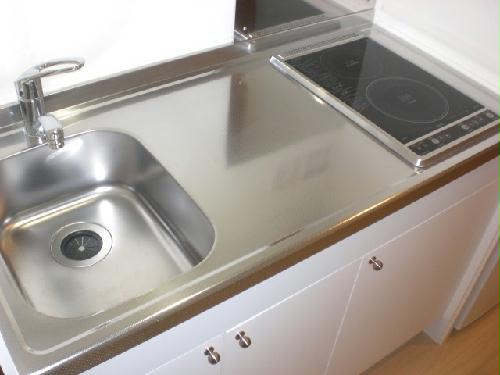 キッチン　電気コンロは、ＩＨが1口、ラジエントヒーターが1口です