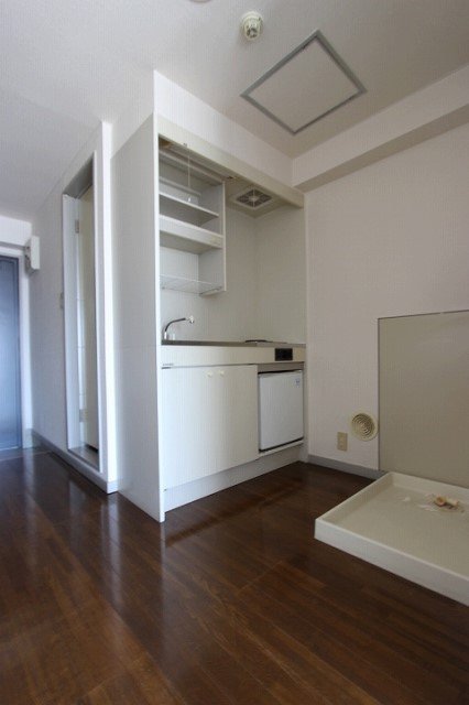 居室・リビング　同物件、別号室のものです。