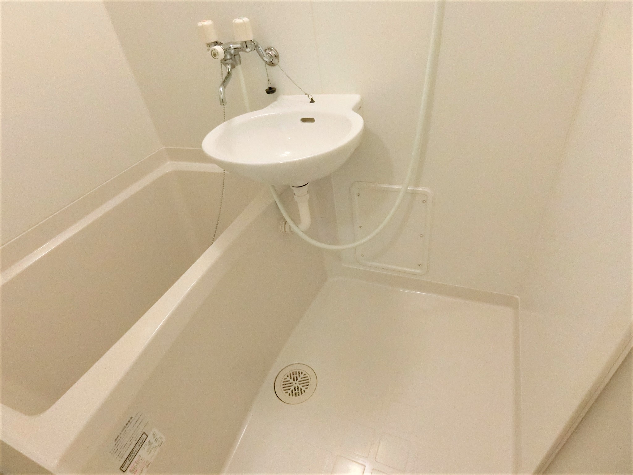 バス・シャワールーム　雨の日でも安心な浴室乾燥機を完備です☆