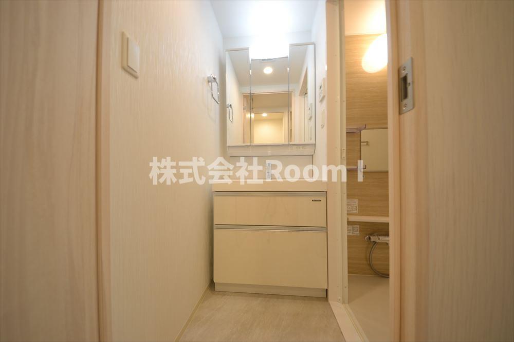 洗面設備　ゆったりとスペースのある洗面所