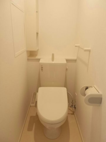 トイレ　落ち着いた色調のトイレです