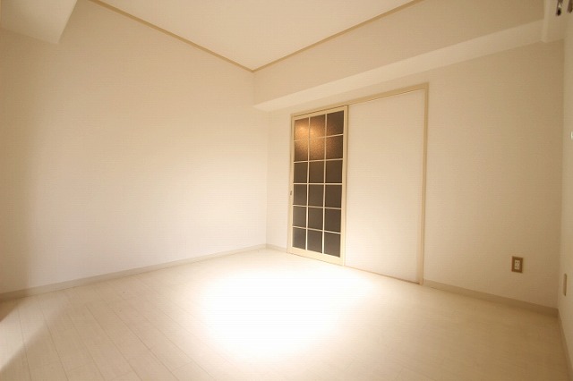 居室・リビング　同物件、別号室のものです。