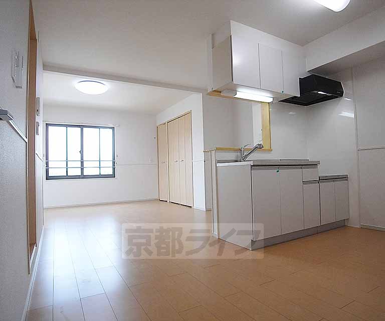 居室・リビング　広く明るいリビング。