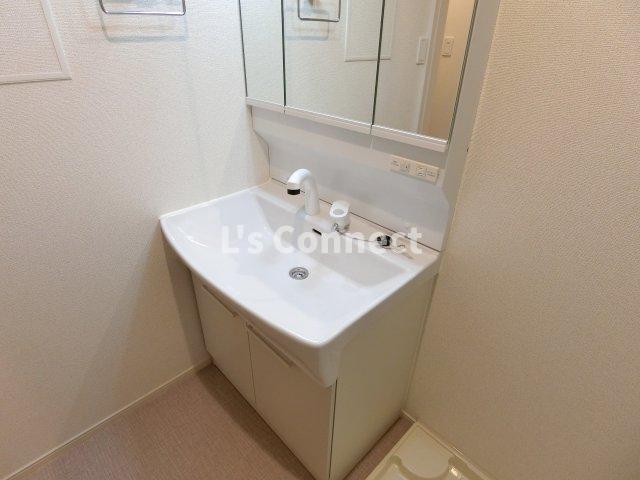 洗面設備　朝の支度もスムーズな独立洗面台。